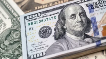 الدولار يسجل أكبر مكاسب أسبوعية له منذ عام في أسواق الصرف العالمية